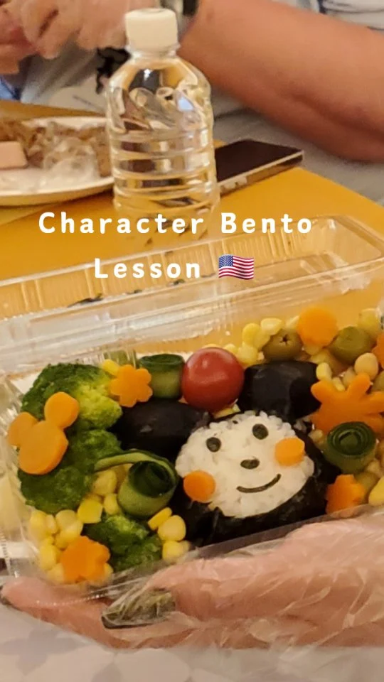 Character Bento Box lunch lesson
Today, we gave character bento lessons to 35 guests from the United States at a hotel in Kyoto. I always feel nervous before the lesson starts, but I had a lot of fun with my fellow instructors. I was in charge of three vegans, and they made lovely lunch boxes that looked like wild rock gardens.We also received some delicious sweets from the tour guide, and everyone was smiling. The lessons will continue every week from May. Let's all do our best ❤

#character_bento #hyatt_regency_hotel #washocook #vegsn_menu