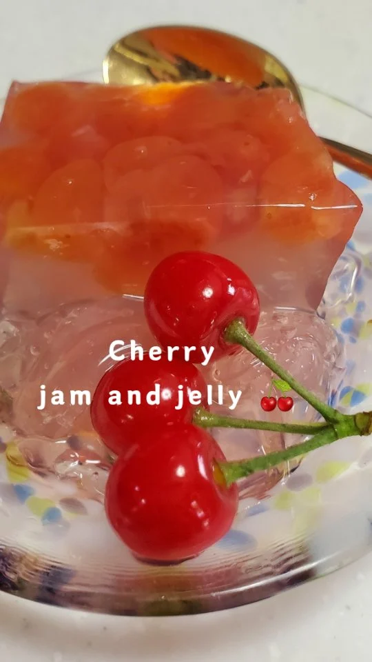 There are too many cherries this year🍒
A lot of small cherries have ripened. When I was harvesting them with scissors, a crow was perched on an electric wire and watching me 💦😅
I couldn't eat them all (they weren't that sweet...), so I made jam and agar jelly. It was hard to remove the seeds, but I was satisfied with the beautiful jelly I made🍒
#cherry_jam #cherry_jelly #registered_dietitian #washoku #cooking_experience #CookAidNara